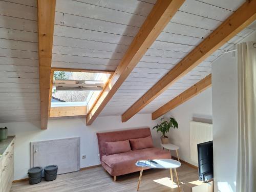 ビショフスヴィーゼンにあるFerienwohnung am Bachのリビングルーム(赤い椅子、テレビ付)