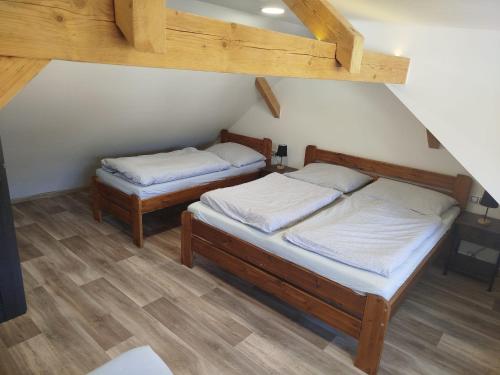 Postel nebo postele na pokoji v ubytování Dobrotín 7 - Česká Kanada