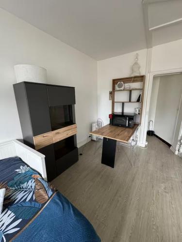 Cette chambre comprend un lit et un bureau. dans l'établissement Cozy Room Nearby Champs Elysées 12, à Paris