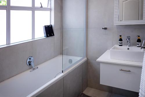 Bilik mandi di Dulce Vita Self-Catering Duet