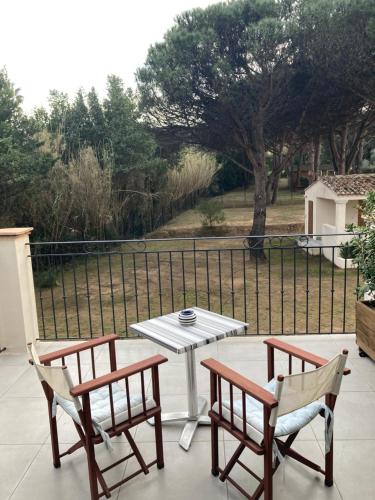 d'une terrasse avec 2 chaises et une table et des chaises blanches. dans l'établissement Loumar, à Saint-Tropez