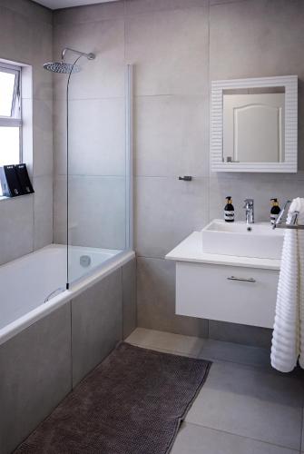 Bilik mandi di Dulce Vita Self-Catering Duet