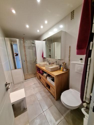 Photo de la galerie de l'établissement Loue appartement 128 m2 dans résidence haut standing avec piscine, tennis et accès privé plage, à Toulon