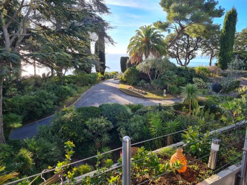 Photo de la galerie de l'établissement Loue appartement 128 m2 dans résidence haut standing avec piscine, tennis et accès privé plage, à Toulon