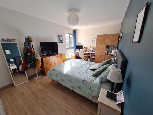 Photo de la galerie de l'établissement Loue appartement 128 m2 dans résidence haut standing avec piscine, tennis et accès privé plage, à Toulon