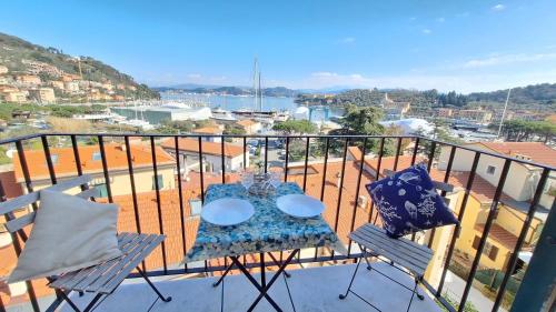 a table and chairs on a balcony with a view at Appartamento Portovenere con vista mare in Portovenere