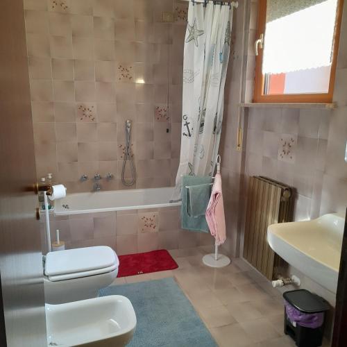 Un baño con inodoro, bañera y lavabo. en Host&Home, en Carnate