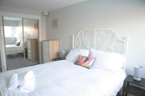 Una cama o camas en una habitación de The Stables - Fabulous stylish flat in Merchant City & Free Secure Parking