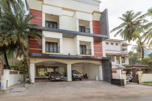 un bâtiment avec une voiture garée devant lui dans l'établissement Treebo Trend Elan, à Chennai