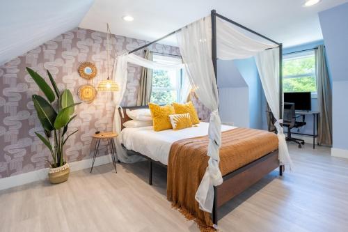 a bedroom with a canopy bed and a desk at spacious 3 Bedroom 15 mins from Atlanta in Decatur