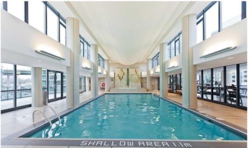 Πισίνα στο ή κοντά στο Luxury Downtown Condo with CN tower views, Pool Access, Gym,Free Parking upon request at booking, accommodates 4