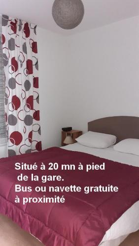 - une chambre avec un lit et une couverture violette dans l'établissement Appartement 30 m2 - 2 pers - Plein sud - 1er étage, à Tarbes