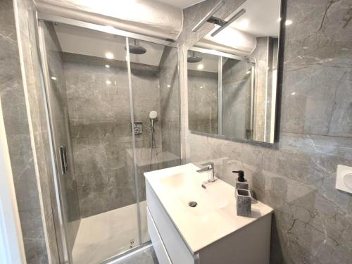 Luxury 3 bed 2 bath flat Cannes Croisette photo 20