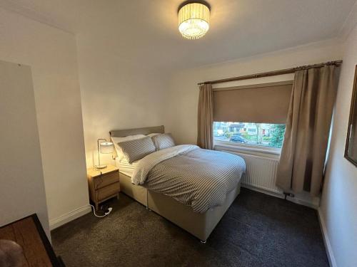 En eller flere senge i et værelse på Luxury Presented House Selly Oak