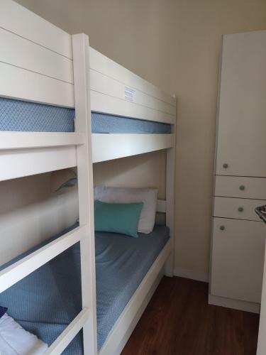 une chambre avec un lit superposé avec une échelle dans l'établissement Soleillade Studio cabine avec terrasse 2 adultes 1 enfant, à Talmont-Saint-Hilaire