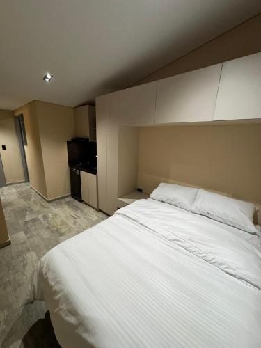 Postel nebo postele na pokoji v ubytování Increíble ApartaEstudio 1 Para Tu Estadía En Tunja