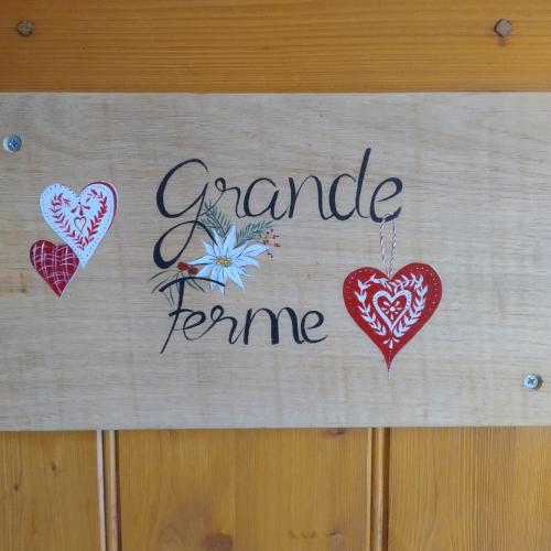 a sign that says garage fame with hearts and flowers at Chalet La Ferme d'Henriette, à Samoëns in Samoëns