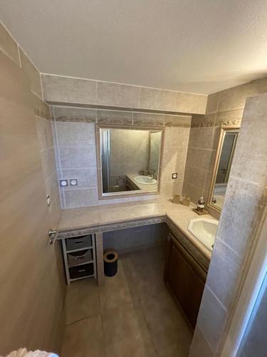 une salle de bain avec un lavabo et un miroir dans l'établissement pretty villa club cosy Bandol, à Bandol