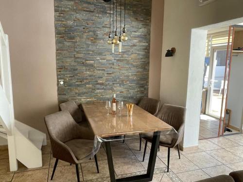 une salle à manger avec une table et des chaises en bois dans l'établissement pretty villa club cosy Bandol, à Bandol