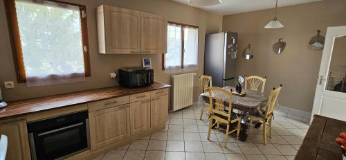 une cuisine avec une table et une salle à manger dans l'établissement Appartement entier Lyon-Villeurbanne au 1er d'une discrète maison, à Villeurbanne
