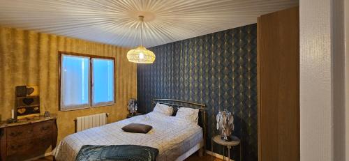 une chambre avec un lit et une fenêtre dans l'établissement Appartement entier Lyon-Villeurbanne au 1er d'une discrète maison, à Villeurbanne