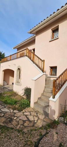 Appartement entier Lyon-Villeurbanne au 1er d'une discrète maison