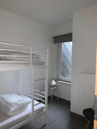 Ένα ή περισσότερα κρεβάτια σε δωμάτιο στο Stijlvol appartement in hartje Oostende vlak bij het strand en de winkelstraat - 6p