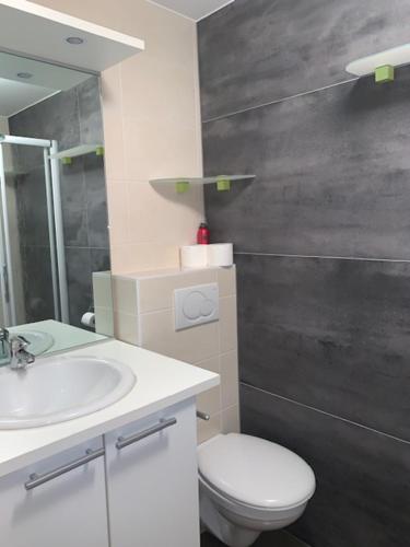 Ένα μπάνιο στο Stijlvol appartement in hartje Oostende vlak bij het strand en de winkelstraat - 6p