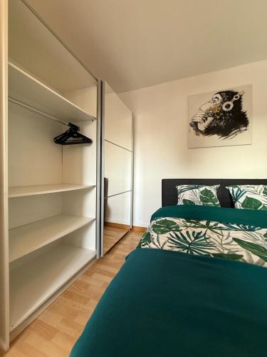 - une chambre avec un lit et un placard dans l'établissement Appartement au cœur du centre ville, à Saumur