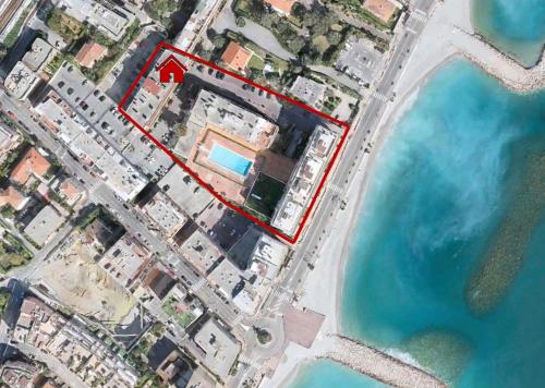 une vue aérienne sur un bâtiment à côté de l'eau dans l'établissement Appartement Vue mer avec Piscine, à Roquebrune-Cap-Martin