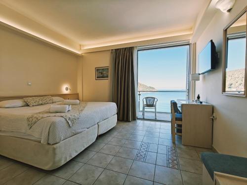 Postel nebo postele na pokoji v ubytování New Aegli Resort Hotel