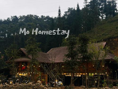 a building with a sign that says no homelessness at Mơ Homestay in Dồng Văn