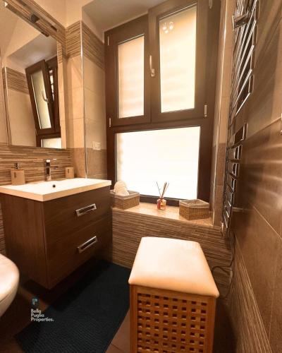 un bagno con lavandino e finestra di Romaseven a Giovinazzo