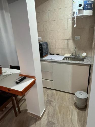 Ένα μπάνιο στο Departamentos Mon
