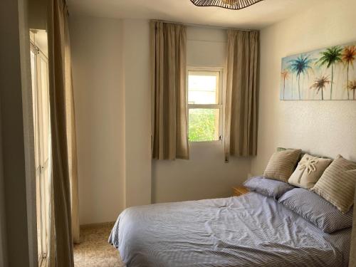 a bedroom with a bed and a window at Casa Del Mar in Calabardina
