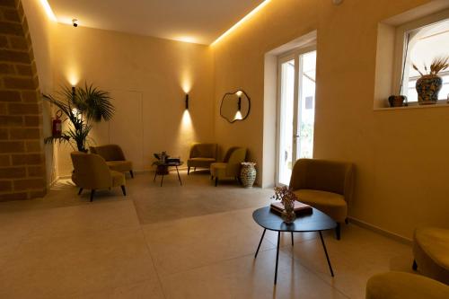 a waiting room with chairs and a table at Badiula in Carlentini