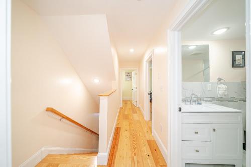 Ένα μπάνιο στο 41 - 3BR Quincy - Lovely Townhouse near Adams