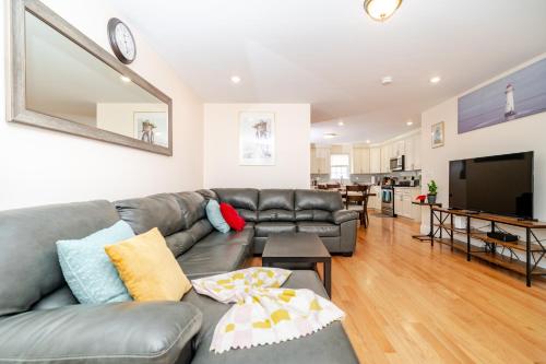 a living room with a couch and a table at 41 - 3BR Quincy - Lovely & Spacious Townhouse near Boston in Quincy