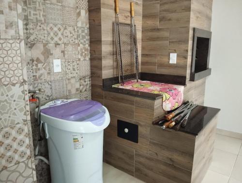 a bathroom with a toilet in a room at Casa da Piscina in Rolante