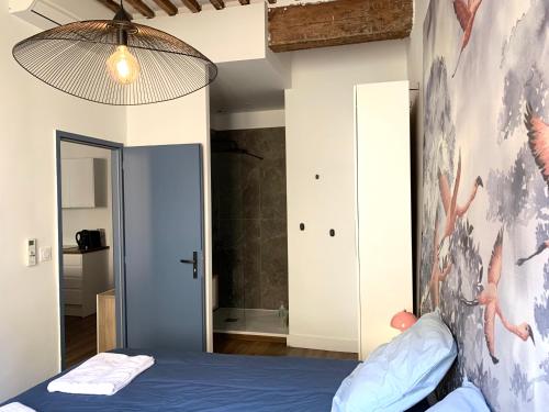 - une chambre dotée d'un lit bleu et d'une peinture murale dans l'établissement Rotonde, 2 chambres, Air conditionné, à Aix-en-Provence