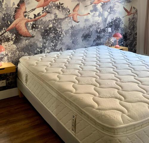 - un matelas dans une chambre dotée d'un mur avec des oiseaux dans l'établissement Rotonde, 2 chambres, Air conditionné, à Aix-en-Provence