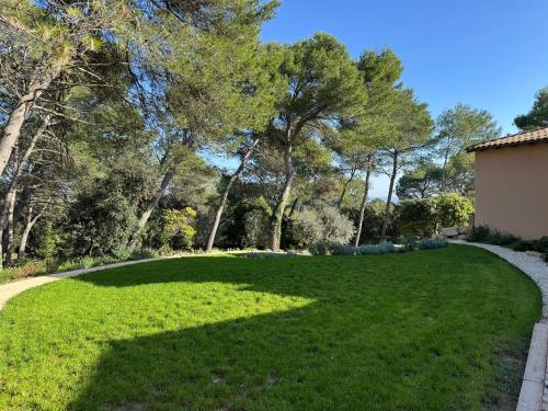Κήπος έξω από το A l'ombre des pins