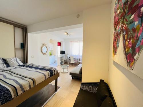 une chambre avec un lit et un salon dans l'établissement Grand studio de 30 m2 Promenade des Anglais, à Nice