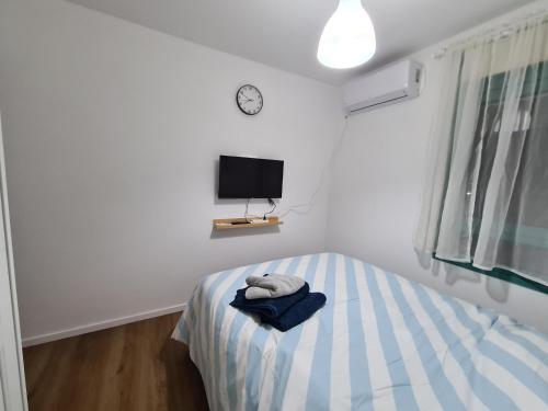 Un ou plusieurs lits dans un hébergement de l'établissement Comfy Flat Near TLV Airport