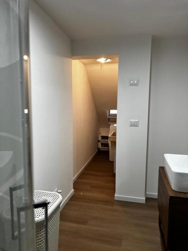 pasillo con lavabo y baño en Appartamento Gna Turidda, en Ragusa