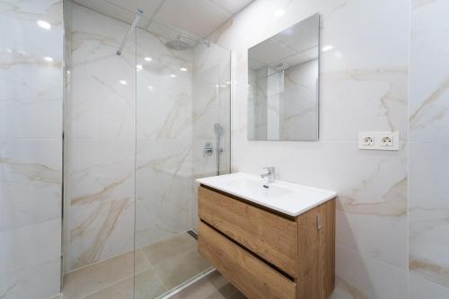 ein Badezimmer mit Waschbecken und Dusche in der Unterkunft SunSands Benalmádena Nr 3 in Benalmádena