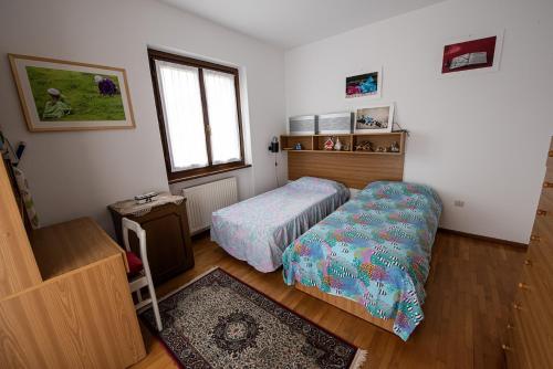 a small bedroom with a bed and a window at Da Tiziana in Balbido-rango