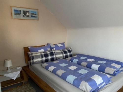 En eller flere senge i et værelse på Ferienhaus am Weserradweg