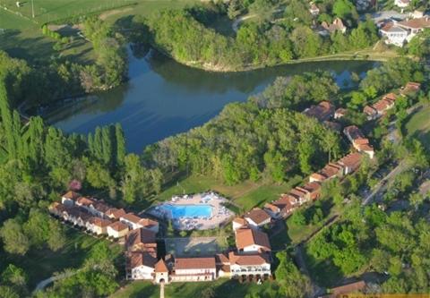 an aerial view of a house and a lake at Residence du Lac MONFLANQUIN Duplex 1 chambre, 5 personnes, 33m2 in Monflanquin
