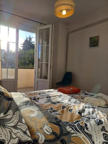 una camera da letto con un letto con un piumone di l'auberge agenaise, 8pers , wifi , parking a Agen